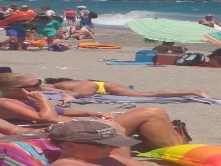 Si masturba in una spiaggia italiana ma...