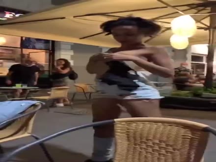 Ragazza nuda Navigli Milano
