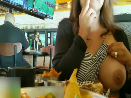 Mostra una tetta al ristorante