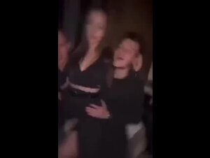 Ragazza ad una festa con amici si fa leccare le tette