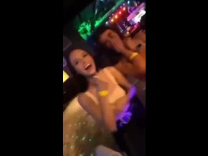 Due troiette in discoteca