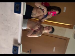 Amiche in palestra fanno le zozze in bagno ITA