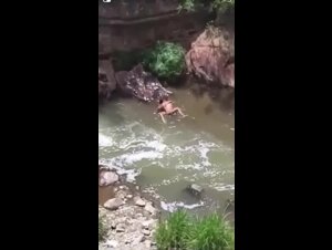 Filmati di nascosto a scopare nel fiume