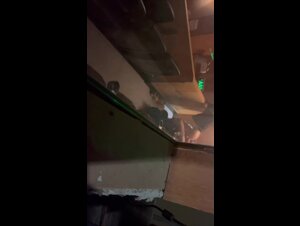 Spia una coppietta che fanno sesso nella sala del cinema