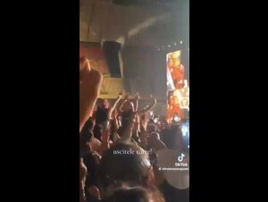 Al concerto di Vasco escono le tette