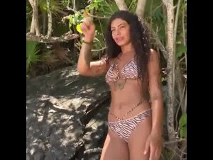 Jasmin col bikini che non regge, culo da Isola e da leccata in diretta