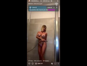La Manu manda in tilt i segaioli con la doccia live e il vestitino a rete