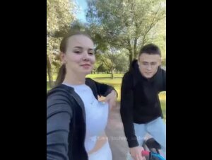 Ragazza ferma un ragazzo in bici e gli mostra le tette