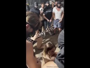 Mega orgia studentesse con gli incappucciati